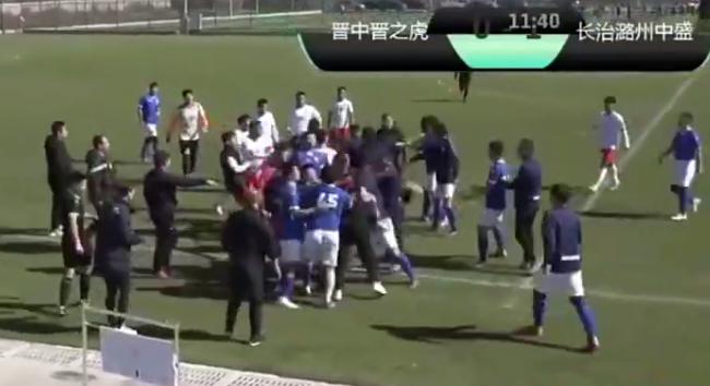 太狠了！中国足坛惊现暴力飞铲，引发数十人群殴，从场内打到场外(2)