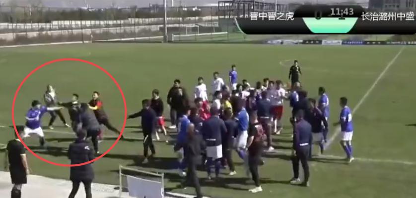 太狠了！中国足坛惊现暴力飞铲，引发数十人群殴，从场内打到场外(3)