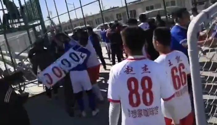 太狠了！中国足坛惊现暴力飞铲，引发数十人群殴，从场内打到场外(7)