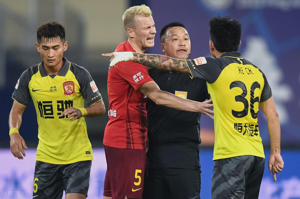中国足球联赛崩塌一幕！国安通过争议判罚获利，国足队长忍不住了
