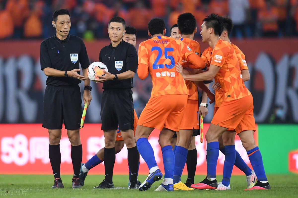 中国足球联赛崩塌一幕！国安通过争议判罚获利，国足队长忍不住了(7)