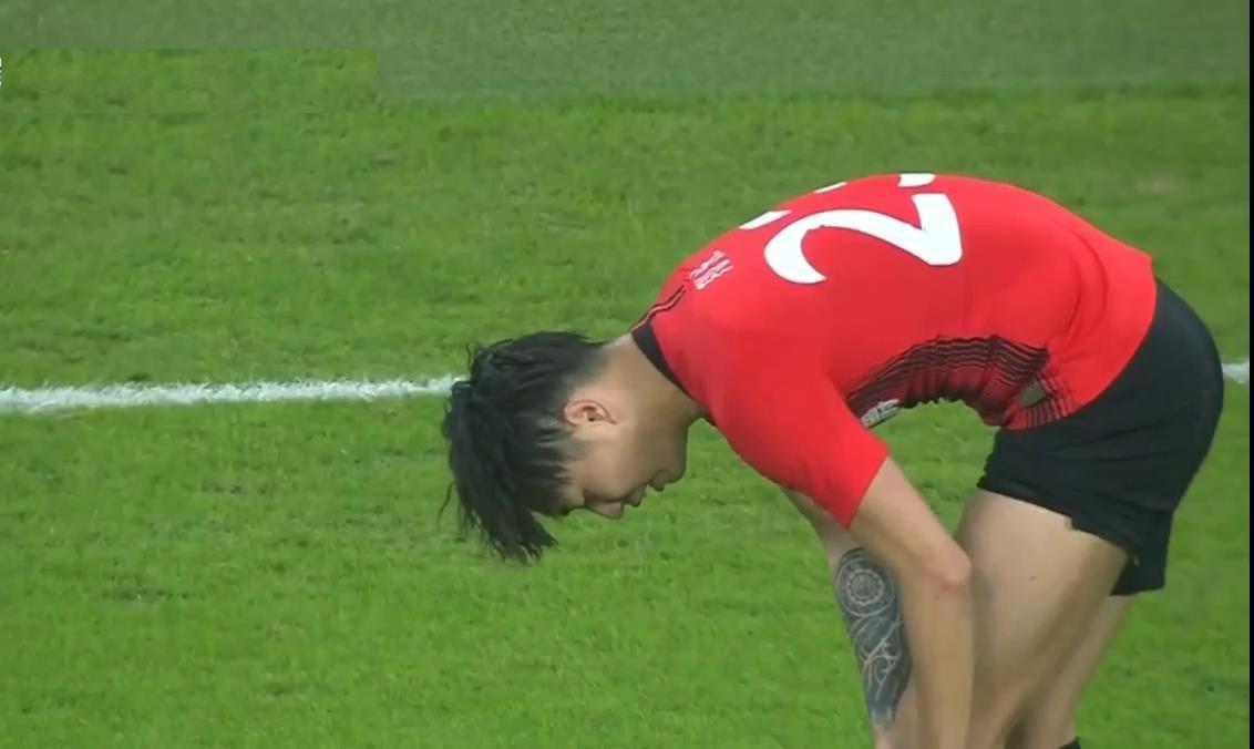 昨晚亚冠52岁名帅最后时刻罕见1幕令人动容：为中国足球真拼了