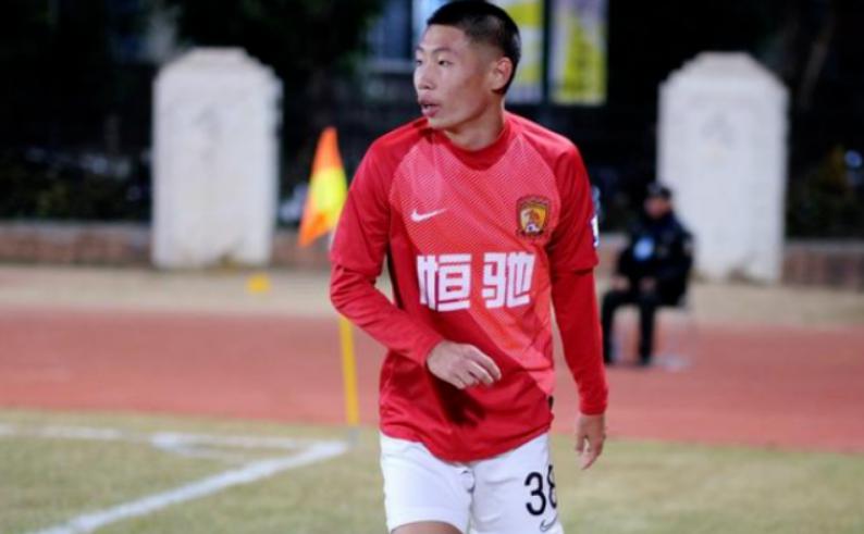盘点中超现役最年轻球员，上港最年轻球员(5)