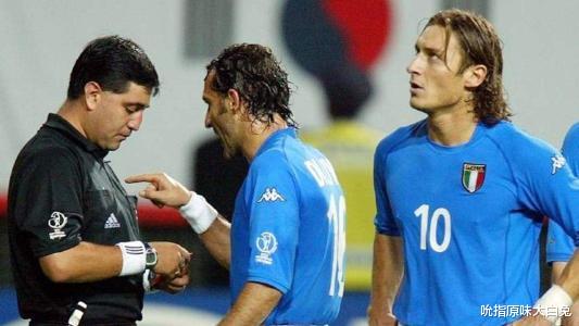 02年世界杯韩国进4强，对阵意大利的比赛，裁判莫雷诺做了什么？
