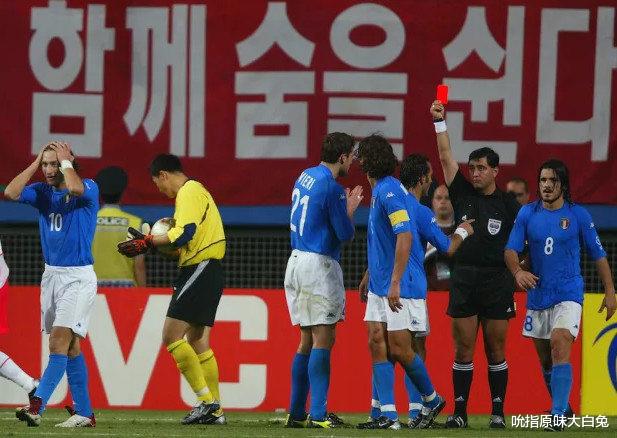 02年世界杯韩国进4强，对阵意大利的比赛，裁判莫雷诺做了什么？(2)