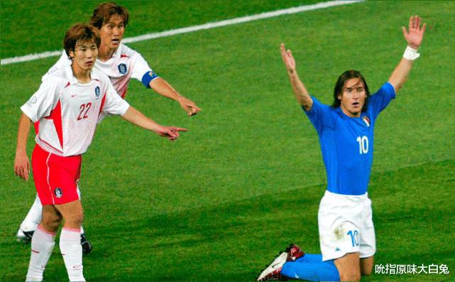 02年世界杯韩国进4强，对阵意大利的比赛，裁判莫雷诺做了什么？(3)