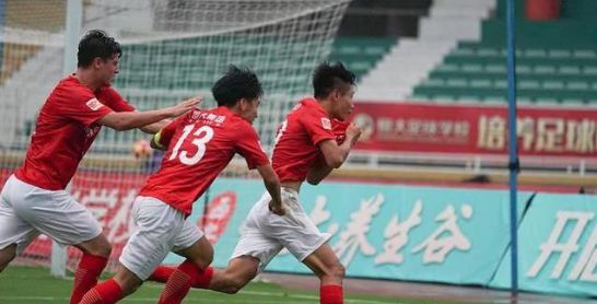 中国足球的自信，恒大17岁新星2分钟2次戏耍日本球员太壮观!