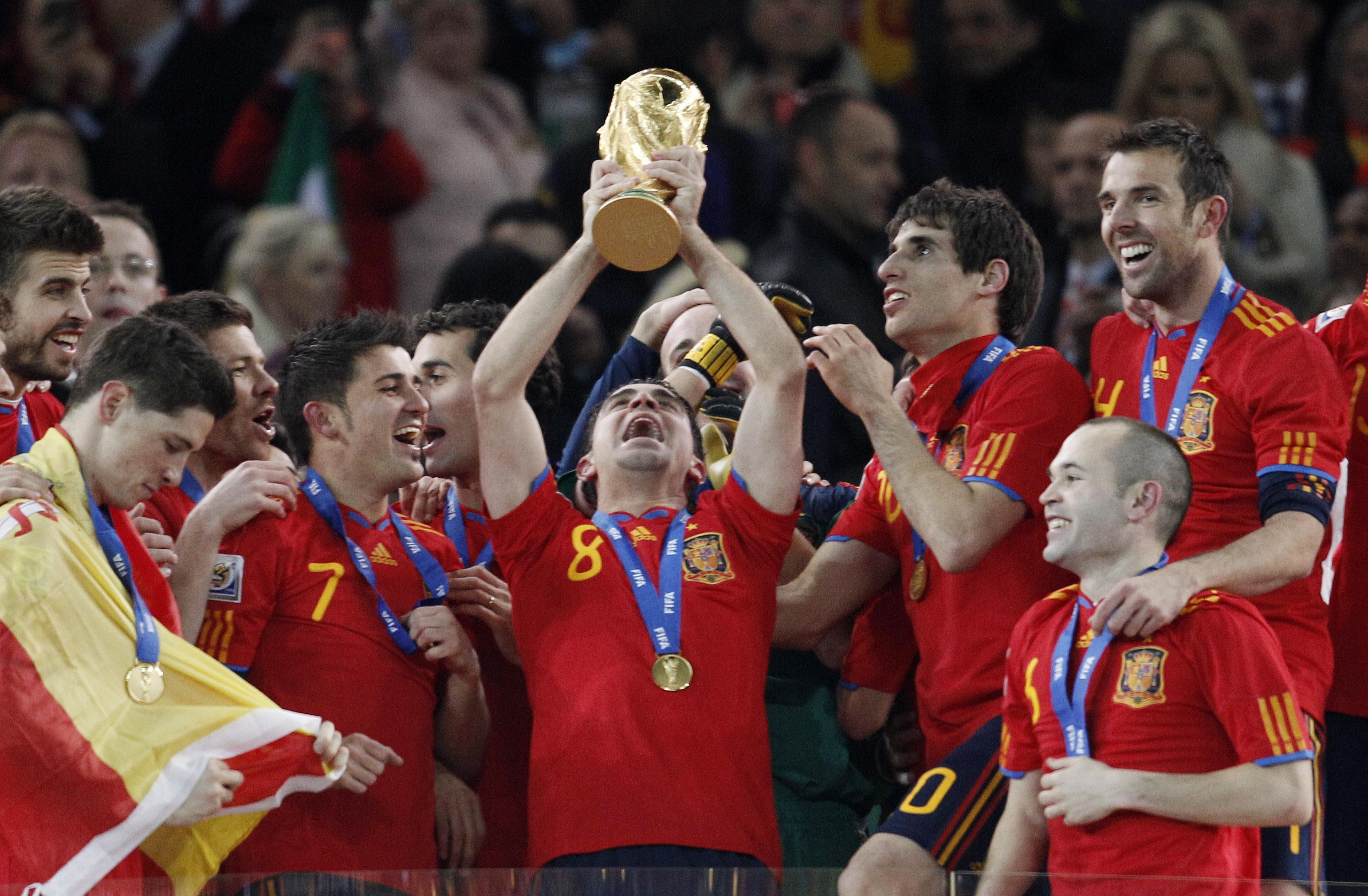 足球魅力-回顾西班牙斗牛士2010年首次捧起了大力神杯！
