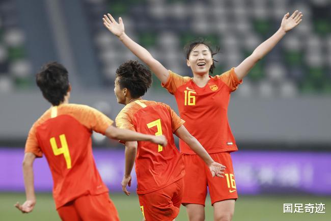 今天3个镜头看出：日本裁判对中国女足到底有多“公平”(2)