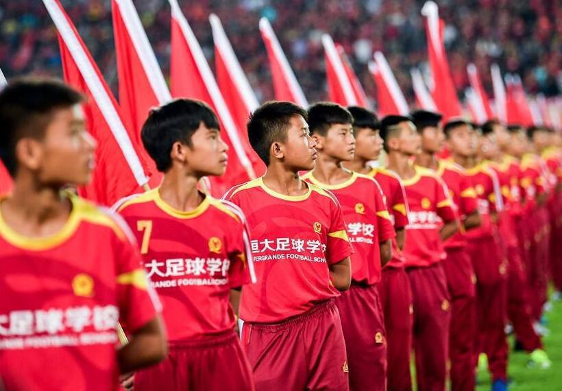 中国足球未来路在何方？青训看似又极不争气(2)