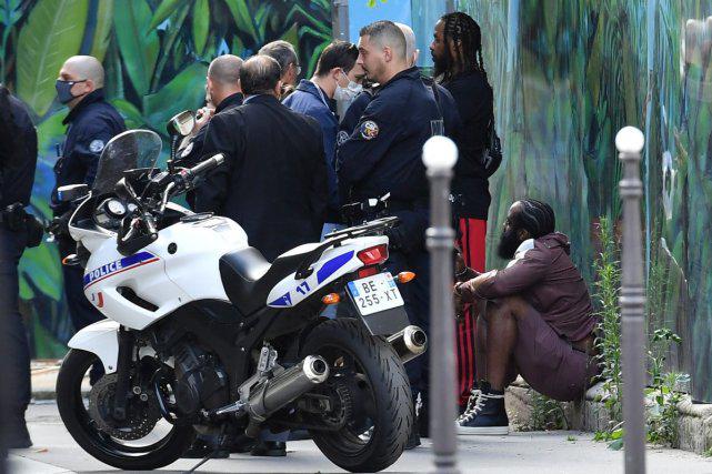 哈登在巴黎遭警方搜身！同行好友被逮捕 球迷：还记得上海的电动车吗？(1)