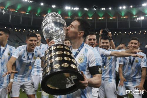 阿根廷时隔28年捧杯，决赛暴露梅西软肋，13年了还是得靠身旁的他