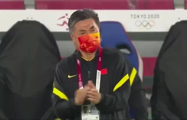 心态崩了！贾秀全不停看表希望比赛早点结束，中国女足差在哪里？