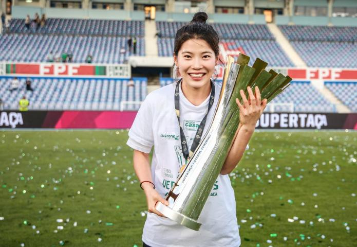 新赛季中国足球留洋第一冠！19岁女足小将随队捧杯