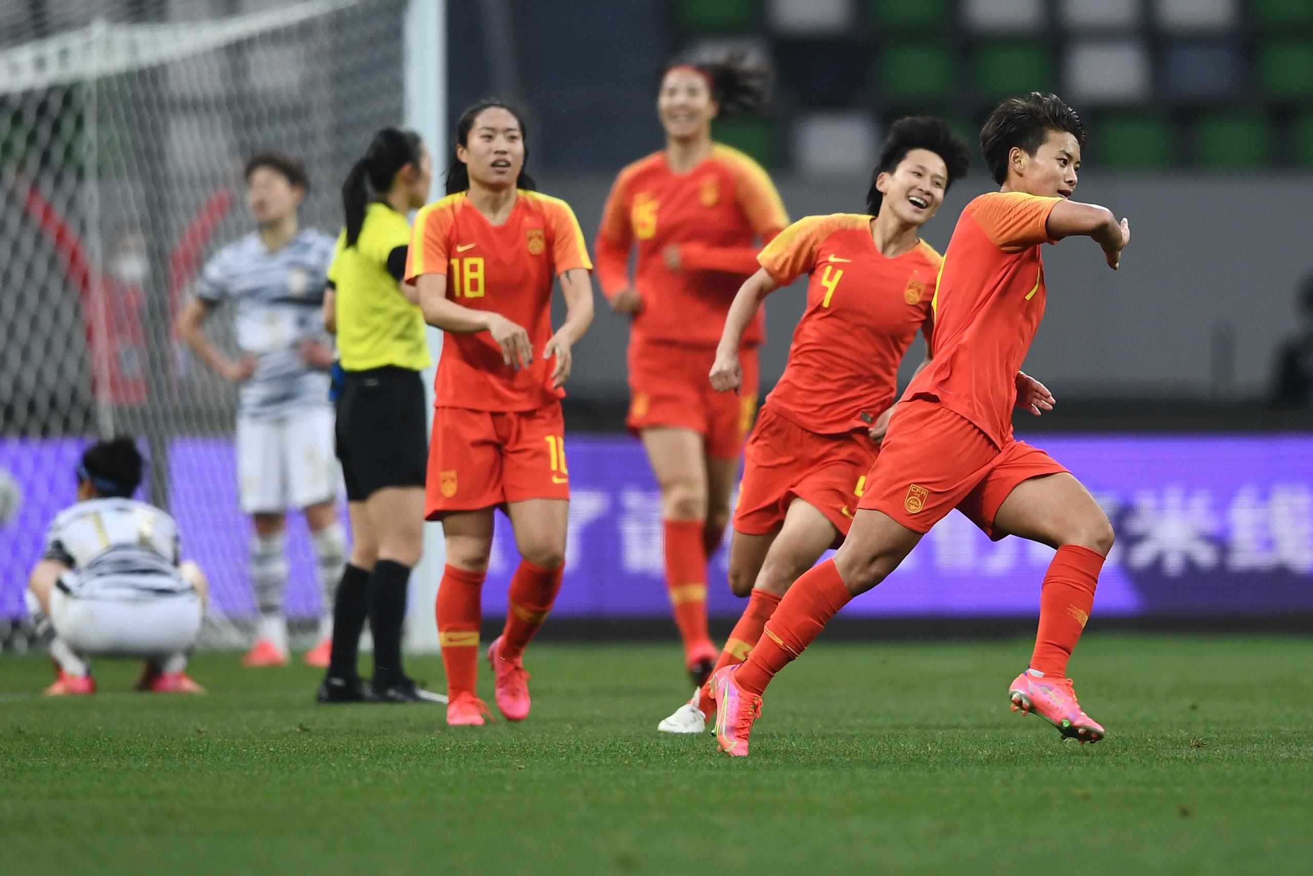 喜讯！中国女足球员刚加盟欧洲就获得冠军，沈梦露大秀冠军奖杯