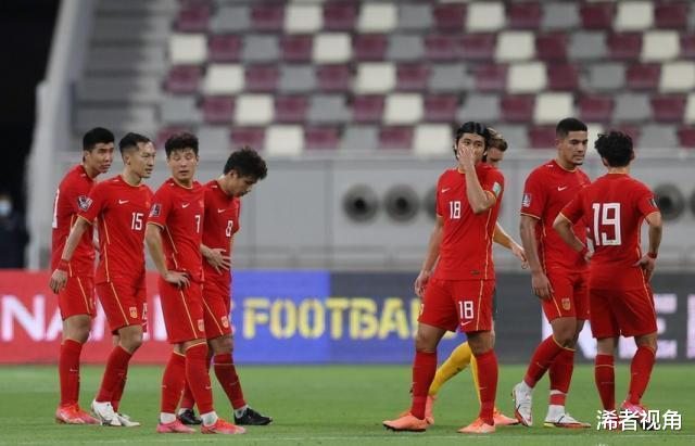 凌晨0点! 资深名记再现争议报道: 中国足球成大笑话, 球迷质疑声一片