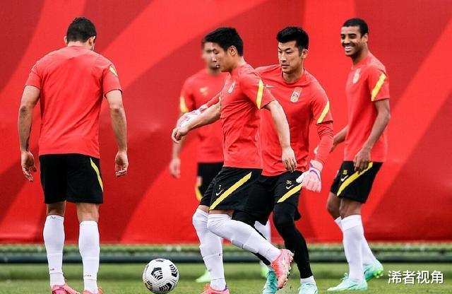 凌晨0点! 资深名记再现争议报道: 中国足球成大笑话, 球迷质疑声一片(3)