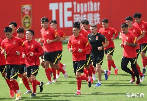 凌晨0点! 资深名记再现争议报道: 中国足球成大笑话, 球迷质疑声一片(4)