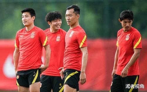 凌晨0点! 资深名记再现争议报道: 中国足球成大笑话, 球迷质疑声一片(5)