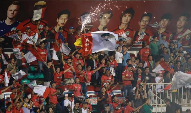 2021越南联赛:2万现场观众 土豪球迷现金打赏球员(10)