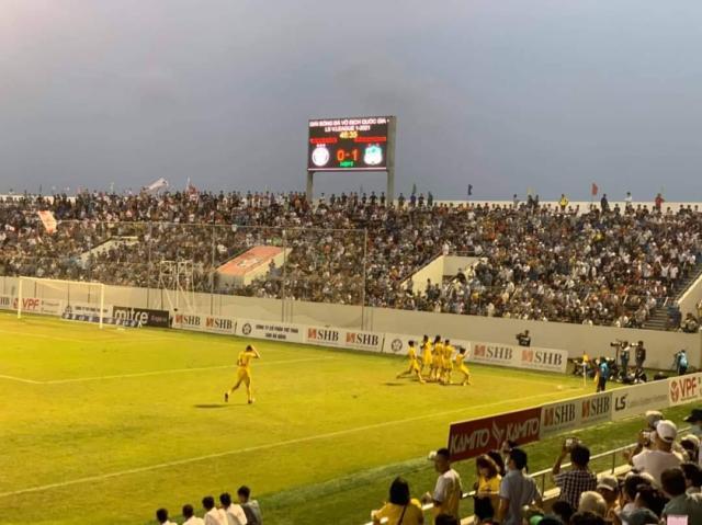 2021越南联赛:2万现场观众 土豪球迷现金打赏球员(17)