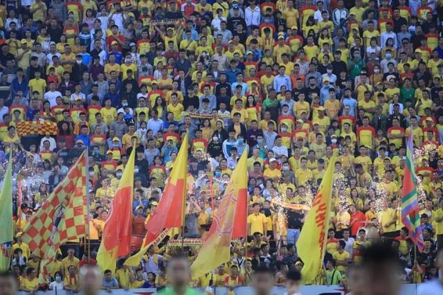 2021越南联赛:2万现场观众 土豪球迷现金打赏球员(18)