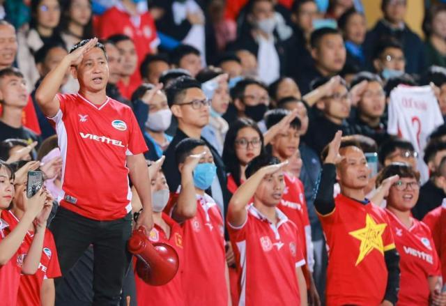 2021越南联赛:2万现场观众 土豪球迷现金打赏球员(27)