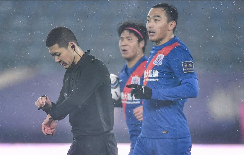 冯潇霆在足协杯表现霸气侧漏，为队友多次出头，获赞有核心气质(1)