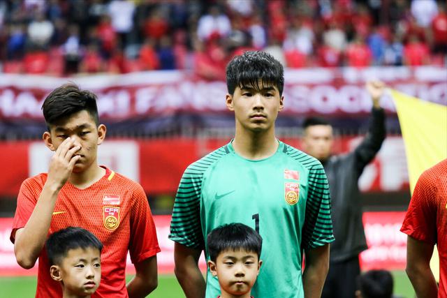 官宣！国内足坛第1人！中国18岁新星创奇迹，签约欧洲豪门+42个月