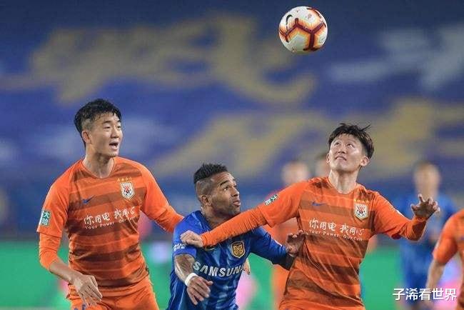 晚上22点! 上海媒体曝出争议猛料: 中国足球遭质疑, 球迷吐槽声一片(2)