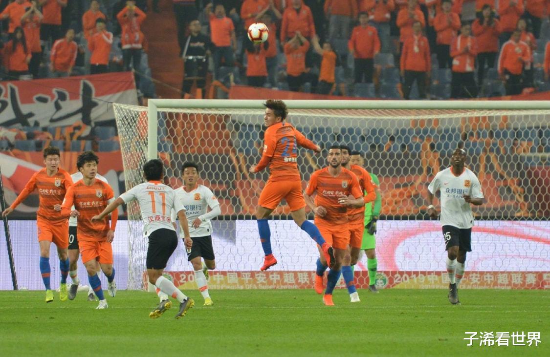 晚上22点! 上海媒体曝出争议猛料: 中国足球遭质疑, 球迷吐槽声一片(4)