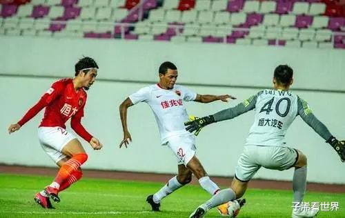 晚上22点! 上海媒体曝出争议猛料: 中国足球遭质疑, 球迷吐槽声一片(5)