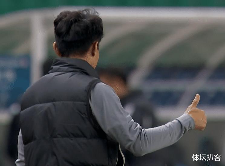 郑智教练生涯首胜！场边开心鼓掌，给球员竖大拇指，赛后开怀大笑(2)