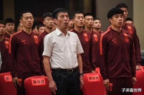 下午17点! 上海媒体再现争议报道: 中国足球成笑话，球迷吐槽声一片