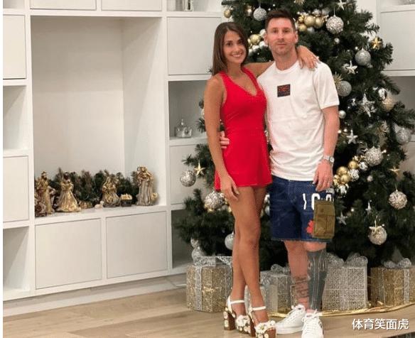 恩爱！梅西携妻子在阿根廷豪宅庆祝圣诞，安妞撩人短裙搭球王裤衩(2)