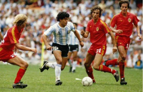 马拉多纳依然能够，凭借个人能力让阿根廷，处于第一集团(4)