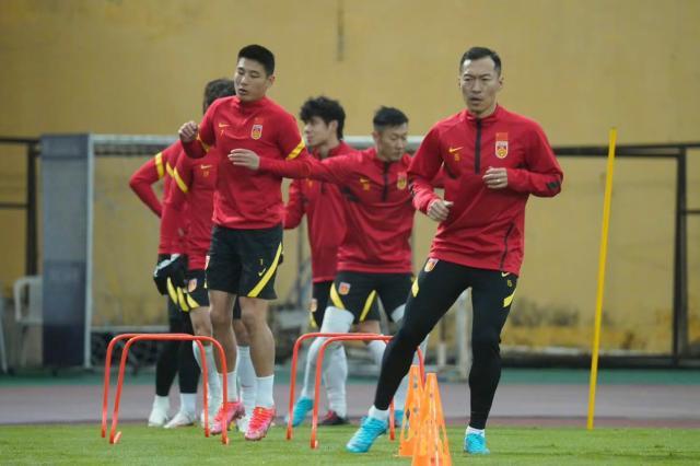 国足越南首训场地条件难言满意 明日演练对越战术(1)