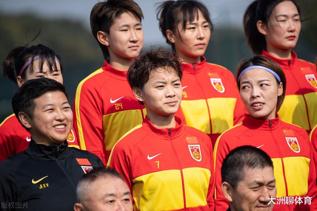 早上10点！足球权威记者针对中国女足有争议表态，球迷吐槽声一片(2)