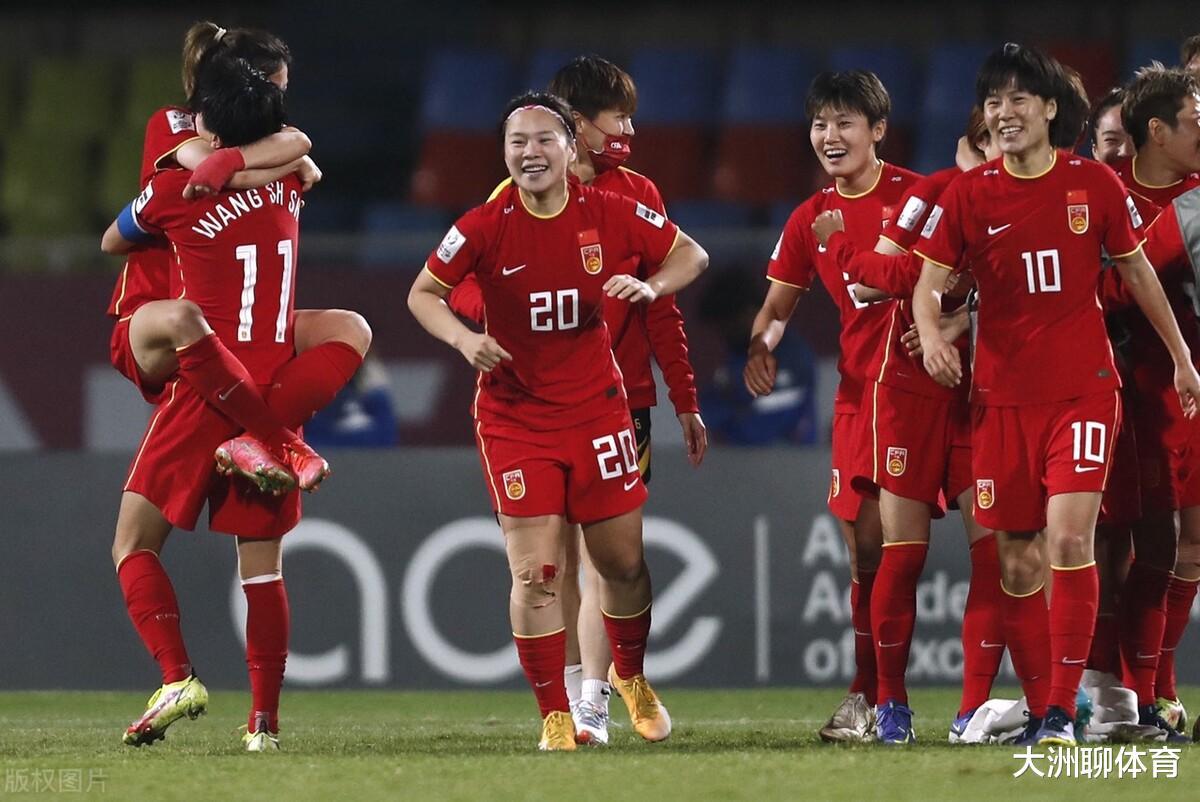 早上10点！足球权威记者针对中国女足有争议表态，球迷吐槽声一片(3)