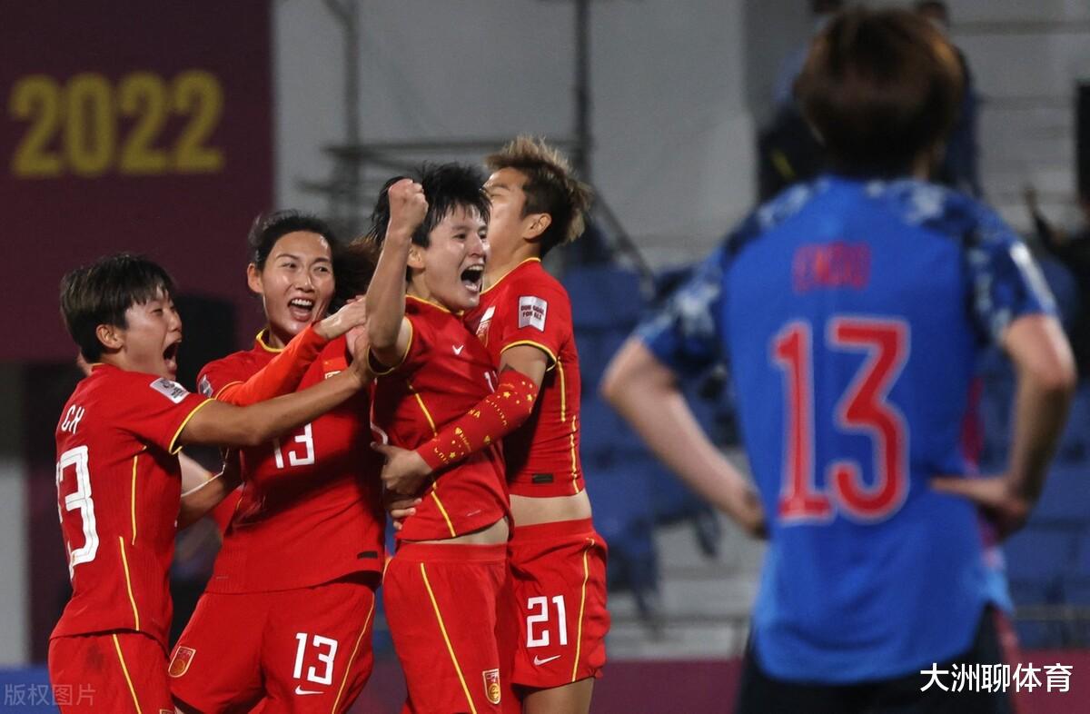 早上10点！足球权威记者针对中国女足有争议表态，球迷吐槽声一片(4)