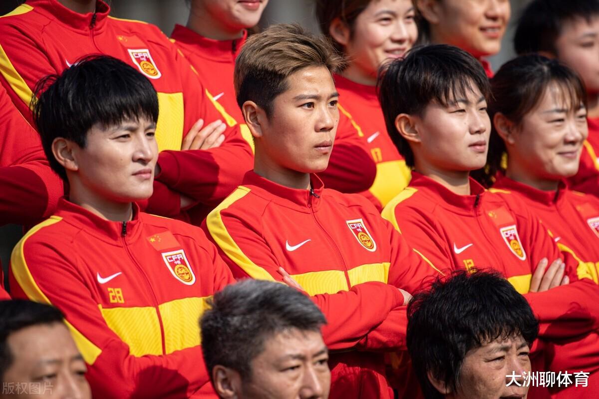 早上10点！足球权威记者针对中国女足有争议表态，球迷吐槽声一片(5)