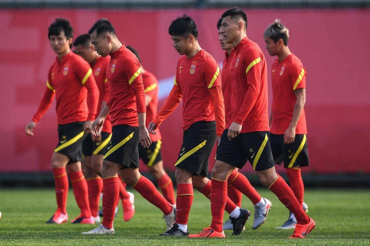 中国足球“再创佳话”！中超俱乐部显露真面目，却受到伪球迷欢呼(3)