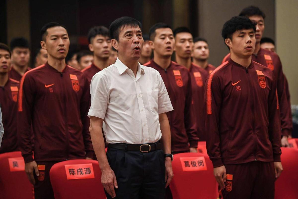 中国足球“再创佳话”！中超俱乐部显露真面目，却受到伪球迷欢呼(4)