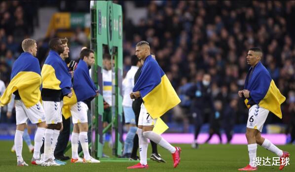 破防了！英超球员披着乌克兰国旗出场，看台上两个大男人抱着痛哭