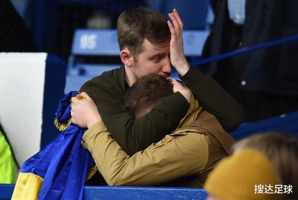 破防了！英超球员披着乌克兰国旗出场，看台上两个大男人抱着痛哭(3)