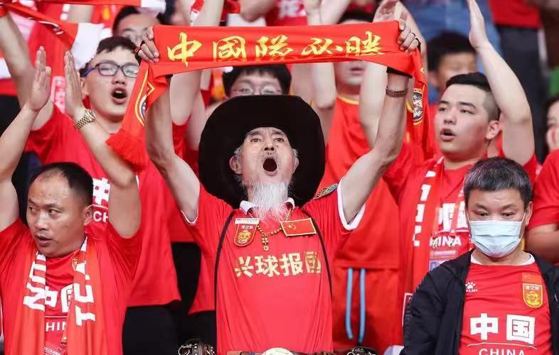 中国足球令人失望，但球迷却是不离不弃，究竟有何原因？(1)
