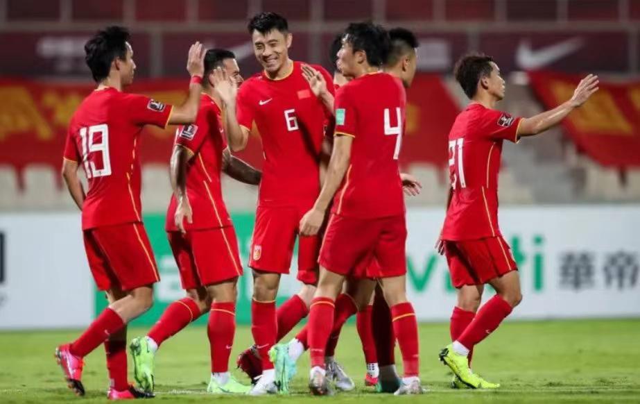 中国足球令人失望，但球迷却是不离不弃，究竟有何原因？(4)