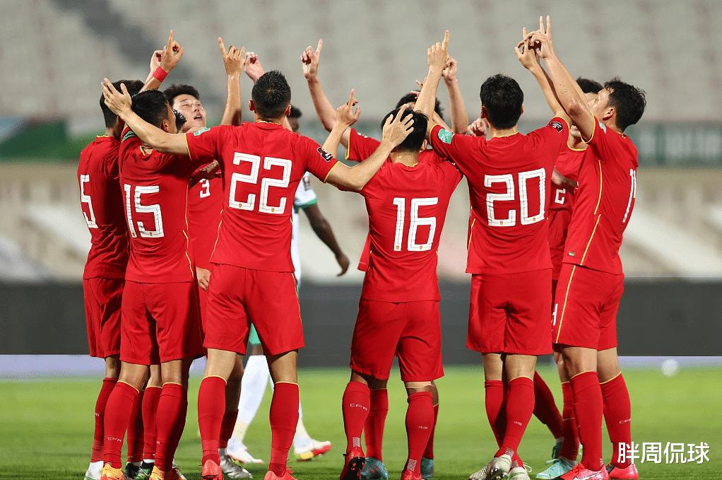 朱辰杰攻破沙特队球门，国足全员双手指天令人泪目，悼念两层深意