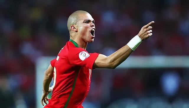 葡萄牙2-0挖出最强中卫！39岁巨星稳如磐石，神级表现令曼联眼馋(3)