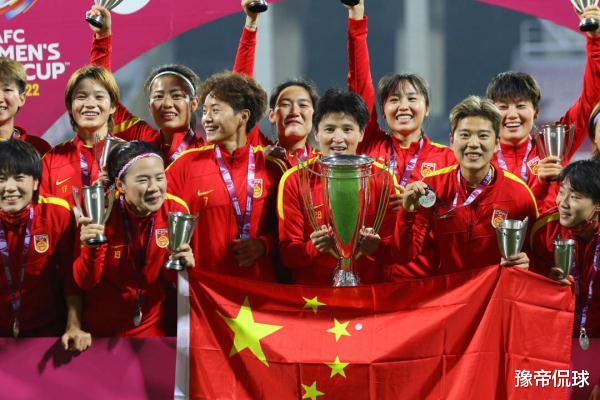 恭喜中国女足！31岁国脚登杂志封面，因挺胸照爆红，至今还是单身